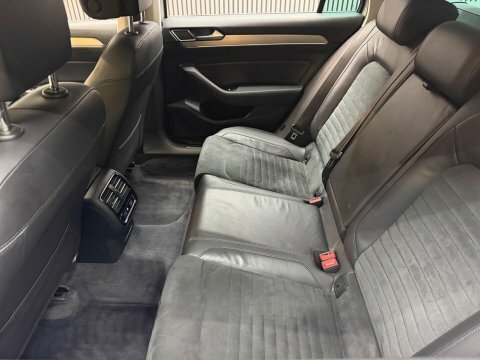 Volkswagen Passat S Black #46