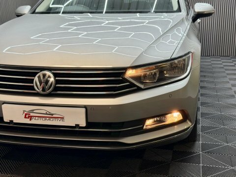 Volkswagen Passat S Black #26