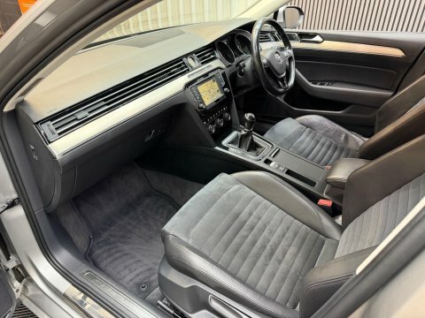 Volkswagen Passat S Black #52