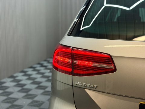 Volkswagen Passat S Black #32