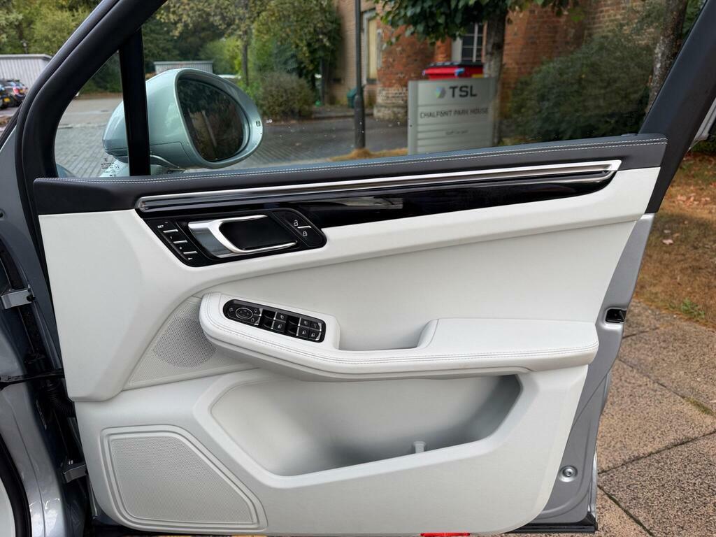 Porsche Macan Automatic Black #28