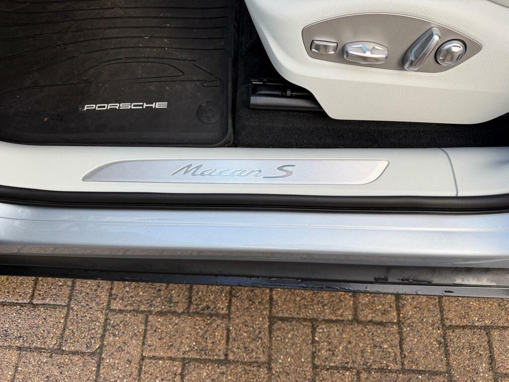 Porsche Macan Automatic Black #22