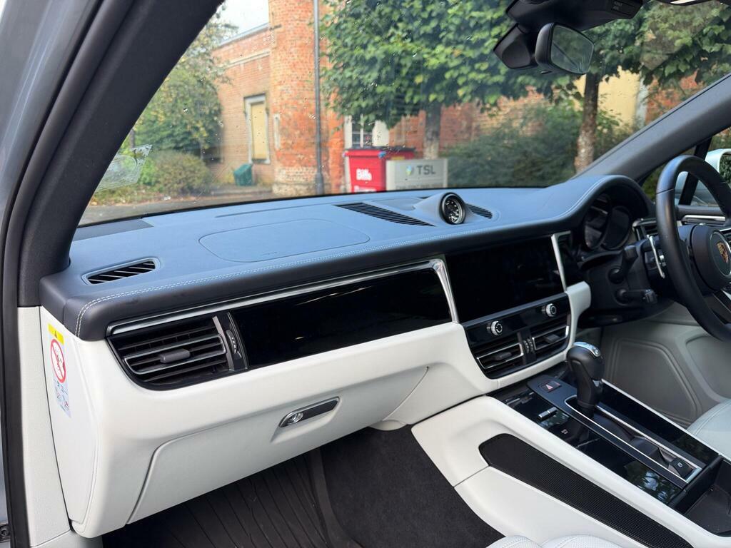 Porsche Macan Automatic Black #18