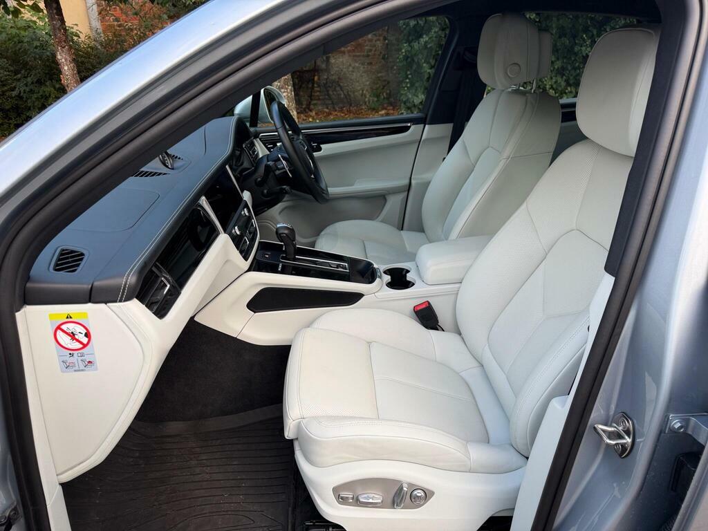 Porsche Macan Automatic Black #16
