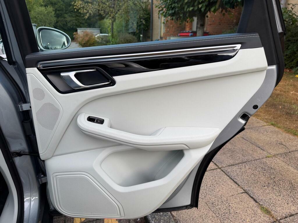 Porsche Macan Automatic Black #27
