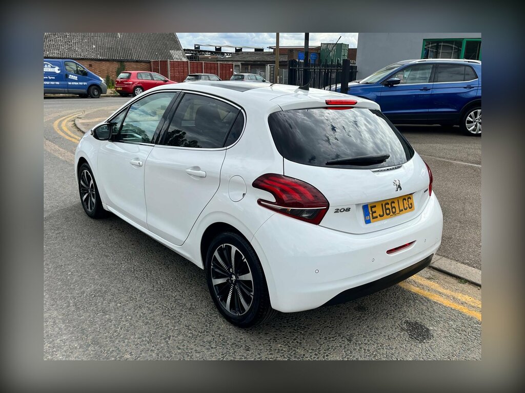Peugeot 208 1.2 Puretech Allure Premium Hatchback M White #4