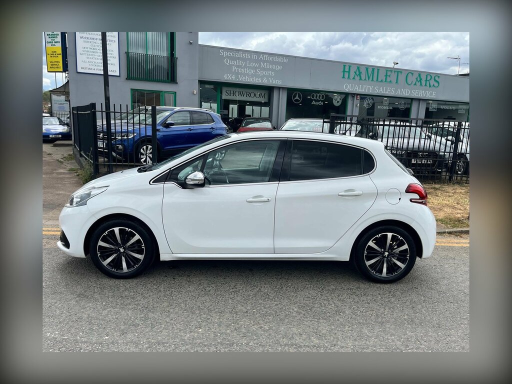 Peugeot 208 1.2 Puretech Allure Premium Hatchback M White #2