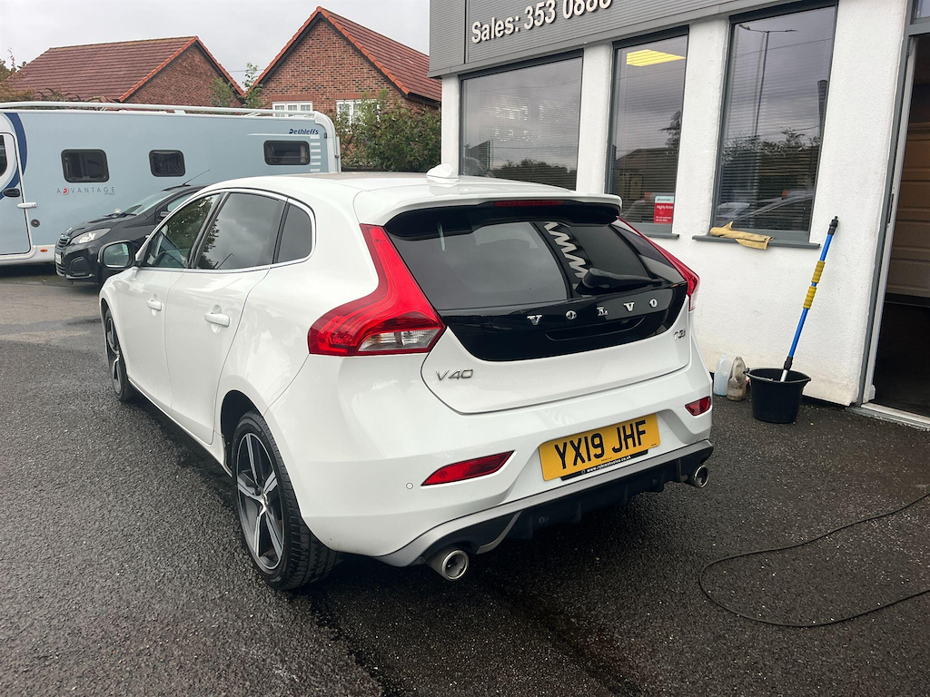 Volvo V40 1.5 L 1.5 T3 R-design Edition Euro 6 Ss White #3