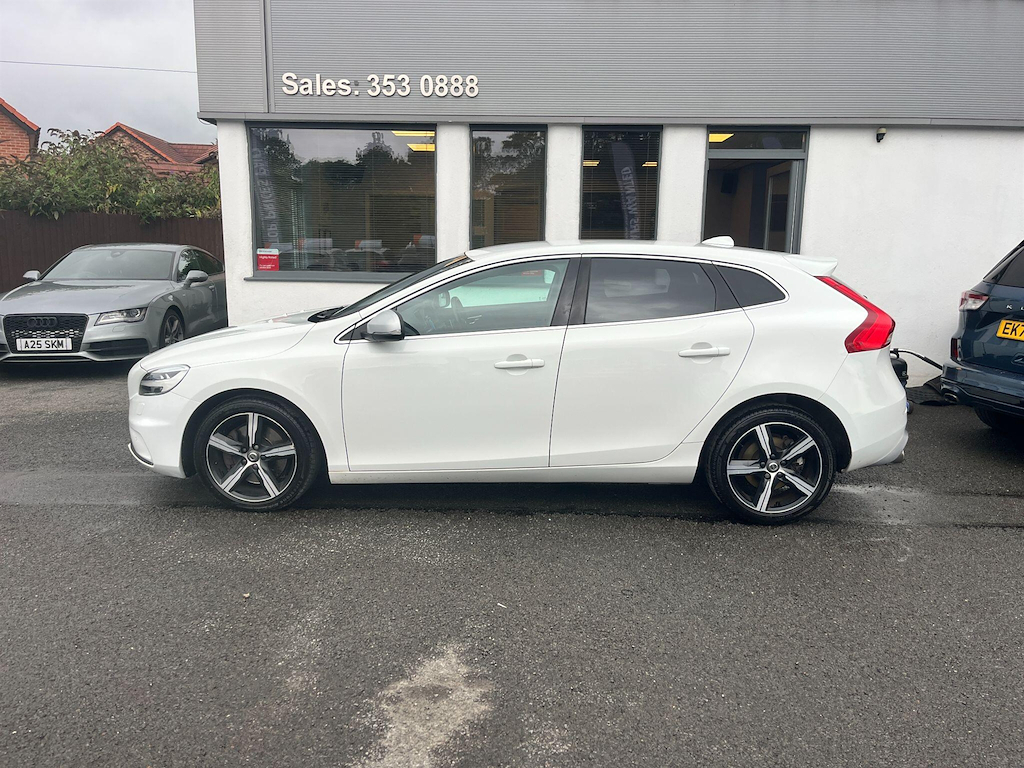 Volvo V40 1.5 L 1.5 T3 R-design Edition Euro 6 Ss White #2