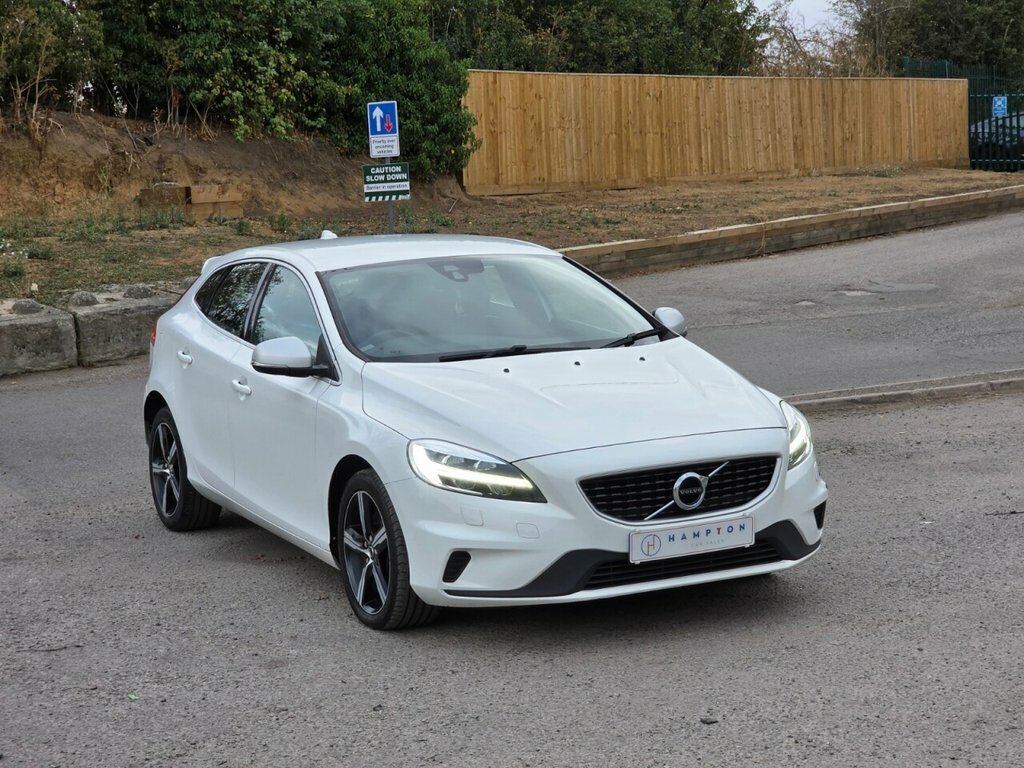 Volvo V40 Hatchback YP67VLZ White #2