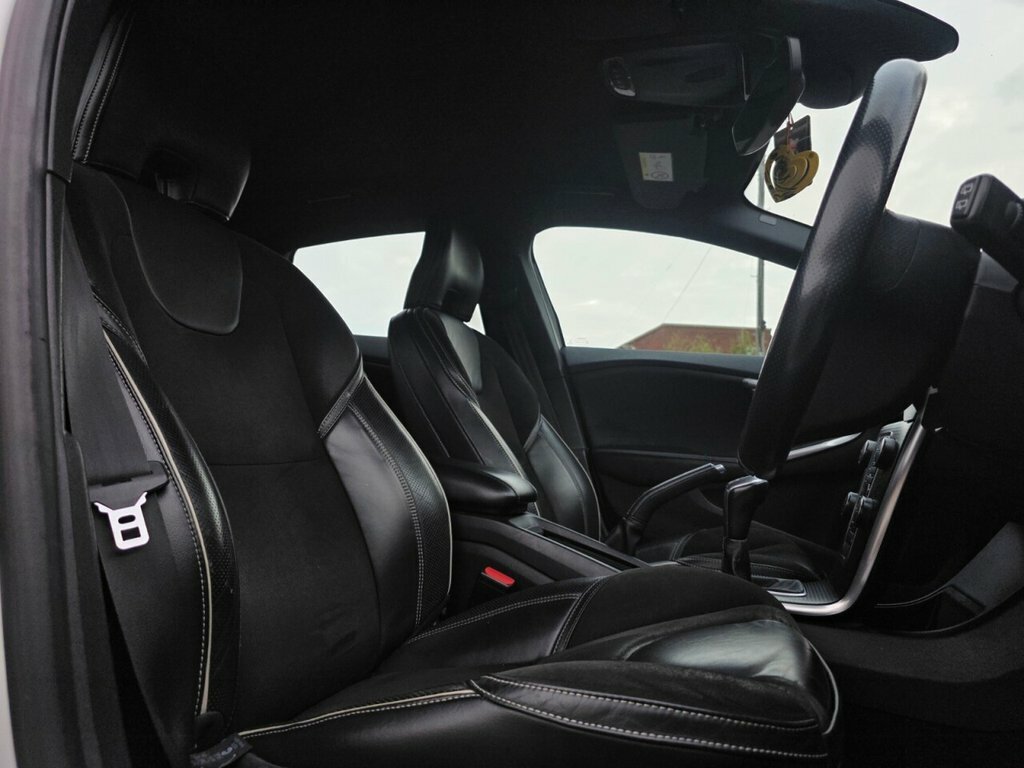 Volvo V40 Hatchback YP67VLZ White #4