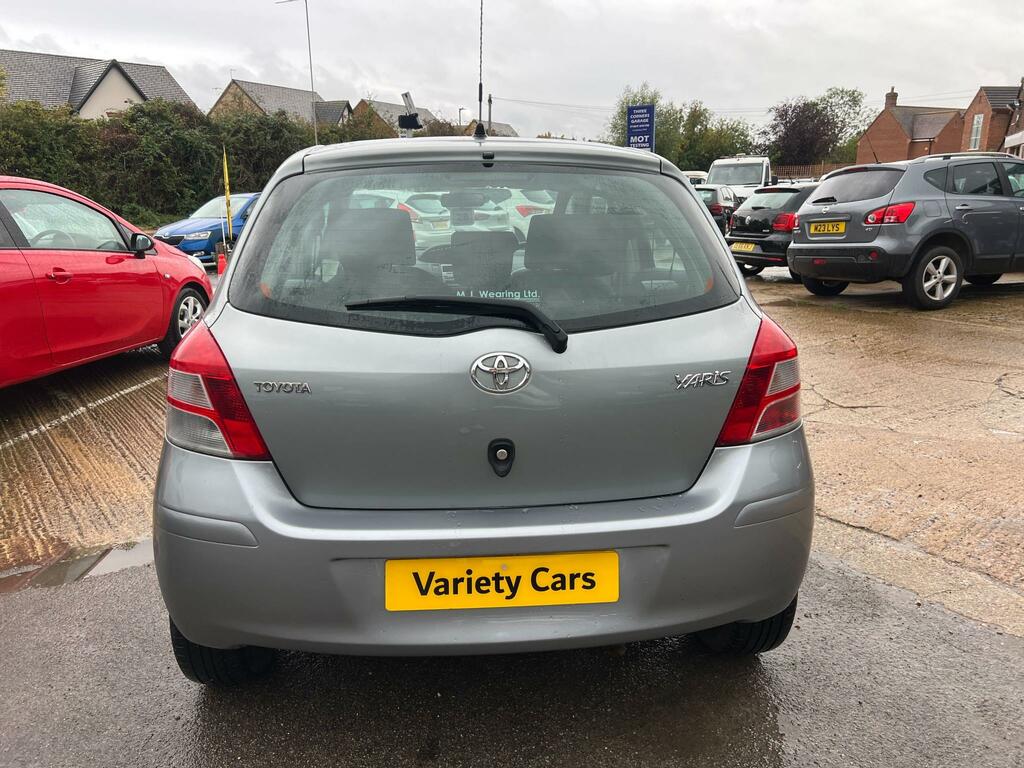 Toyota Yaris Tr Vvt-i Silver #6