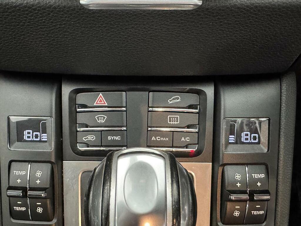 Porsche Macan #24