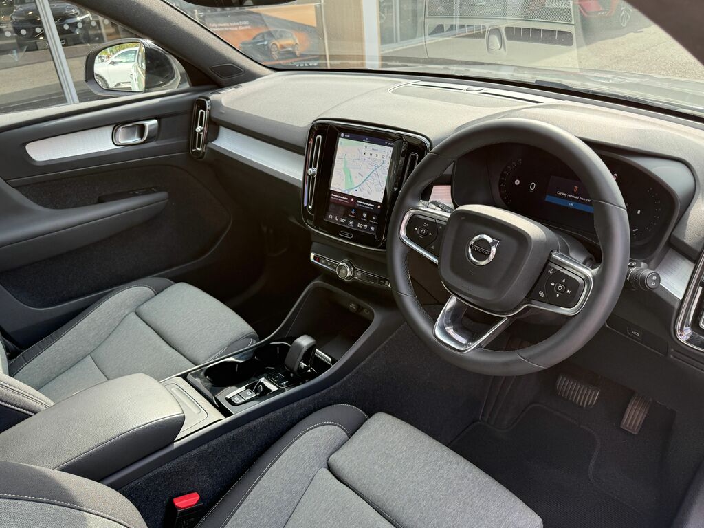Volvo XC40 Plus Black #6