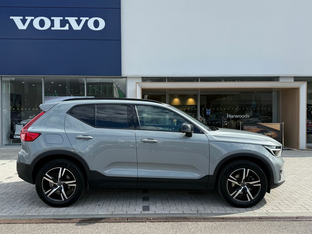 Volvo XC40 Plus Black #2