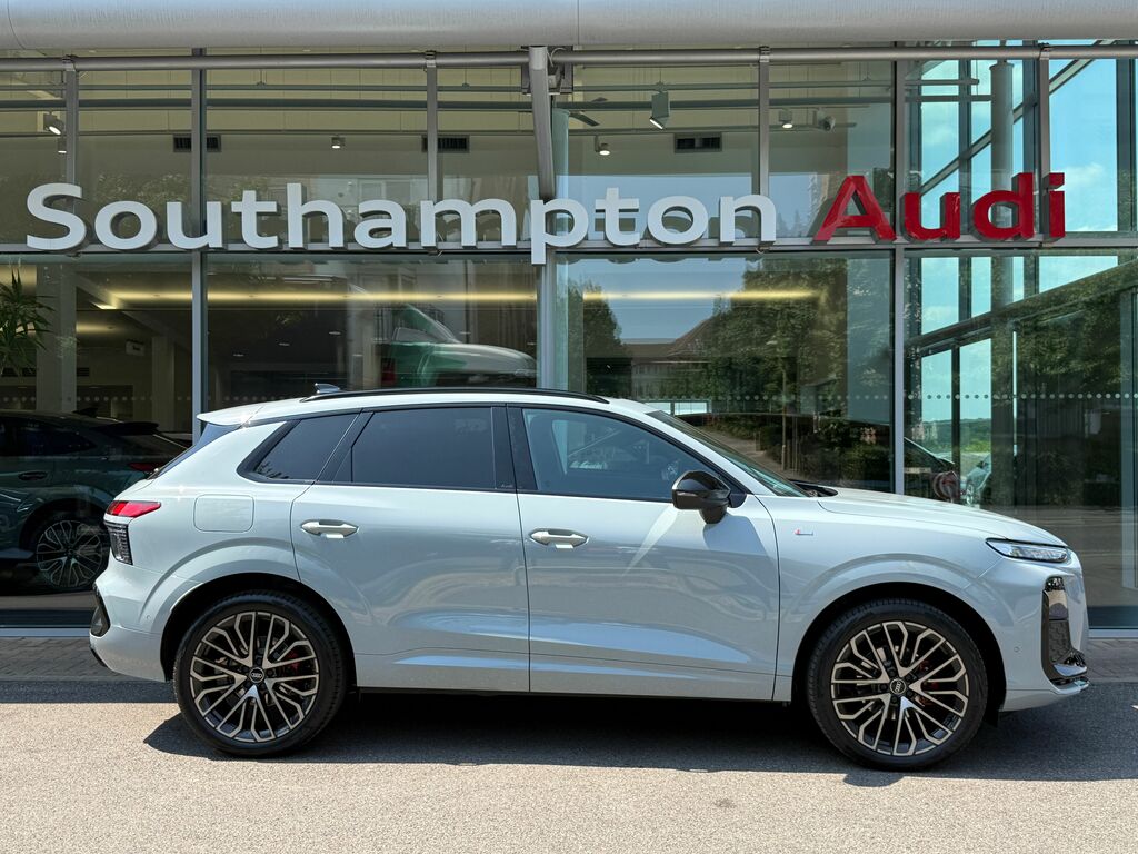 Audi Q3 Edition 1 Black #4