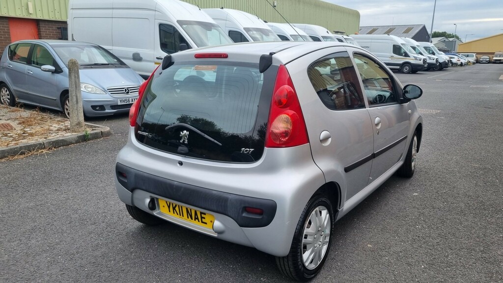 Peugeot 107 Hatchback 1.0 12V Urban 2011 Silver #2