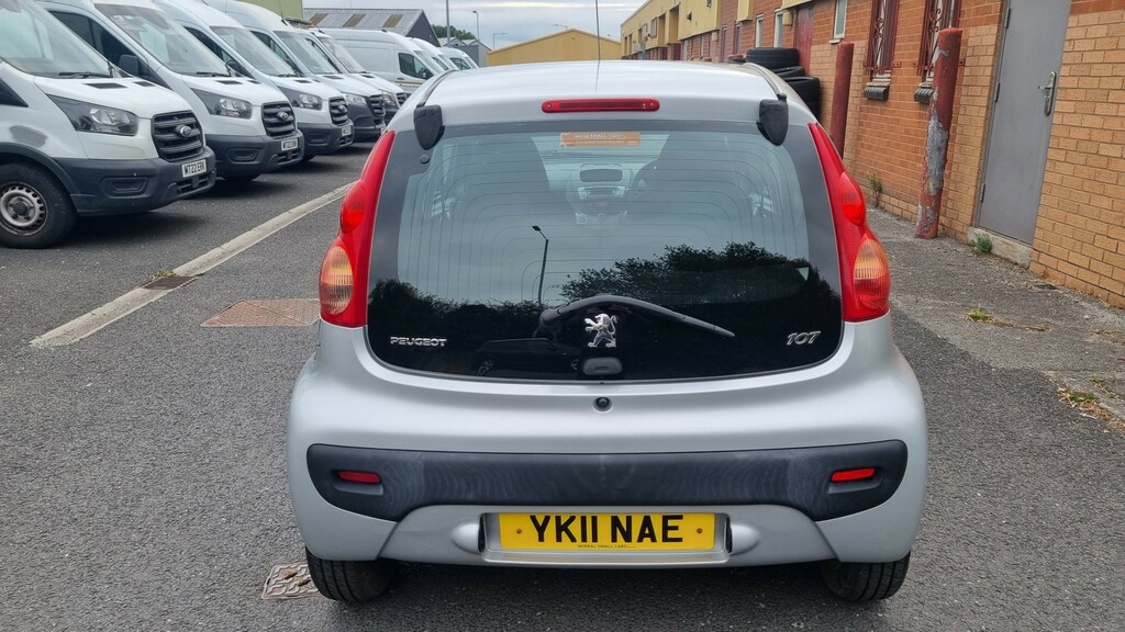 Peugeot 107 Hatchback 1.0 12V Urban 2011 Silver #4