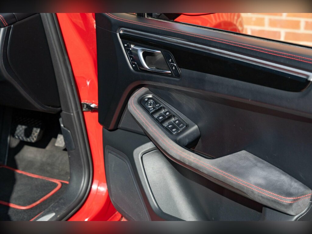 Porsche Macan Automatic Red #20