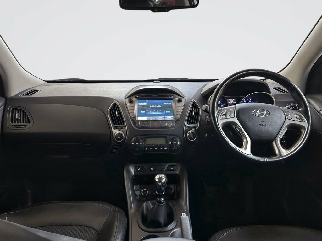 Hyundai Ix35 Suv White #3