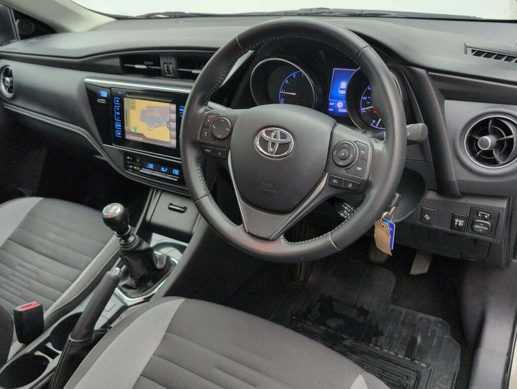 Toyota Auris Icon Tech Black #11