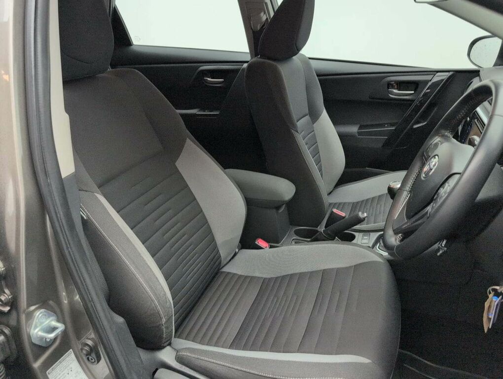 Toyota Auris Icon Tech Black #12