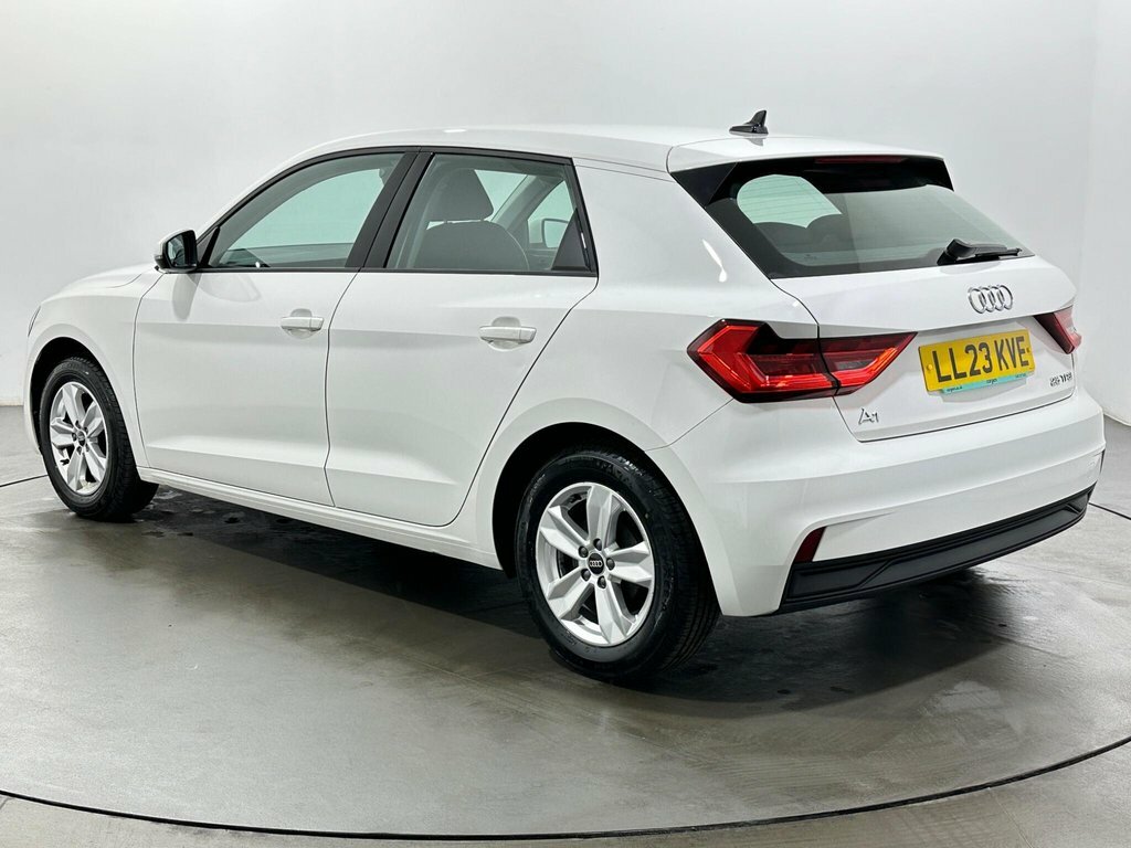Audi A1 1L Technik LL23KVE White #5