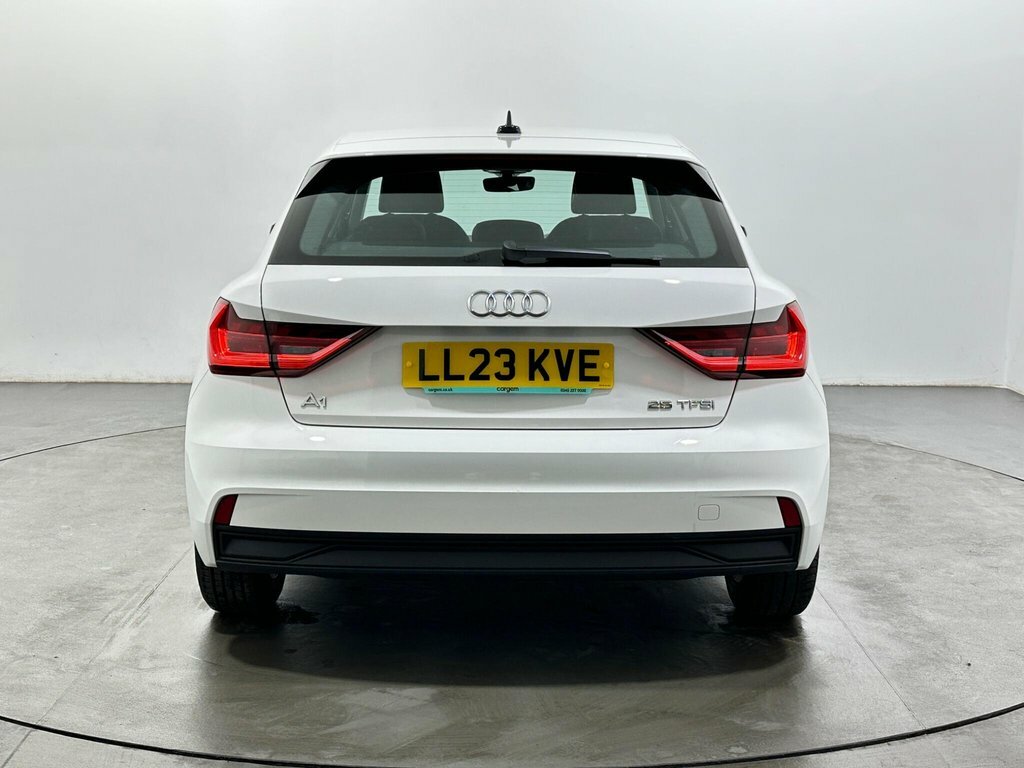 Audi A1 1L Technik LL23KVE White #6