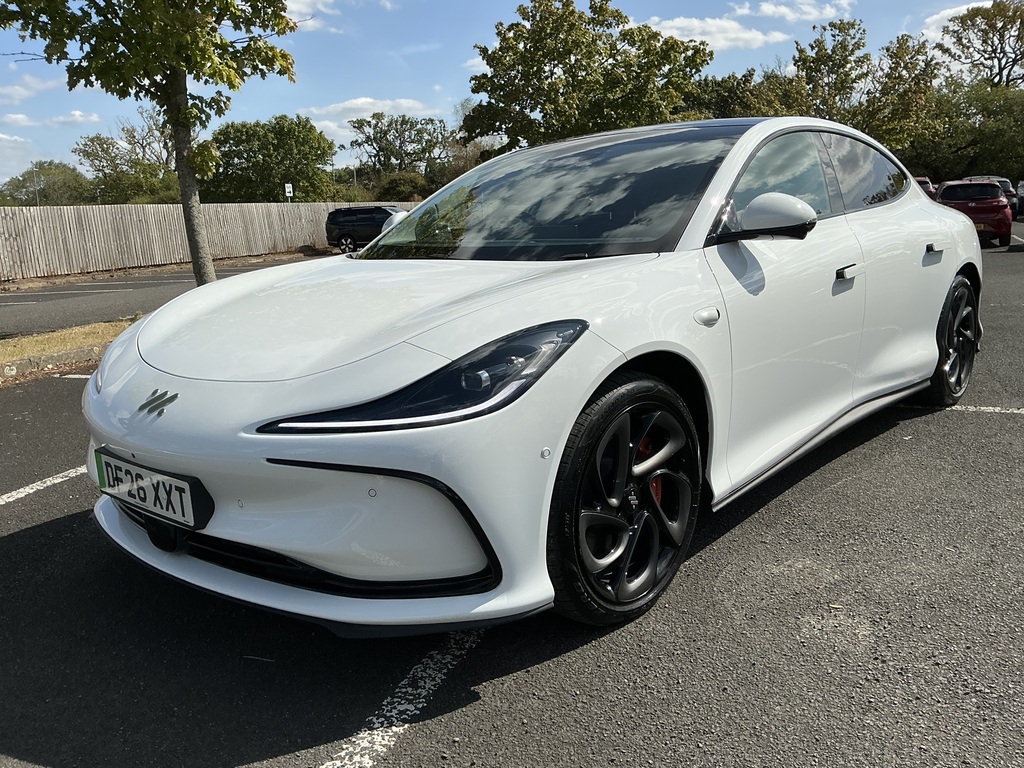 MG IM5 553Kw Performance 100Kwh DF26XXT White #5