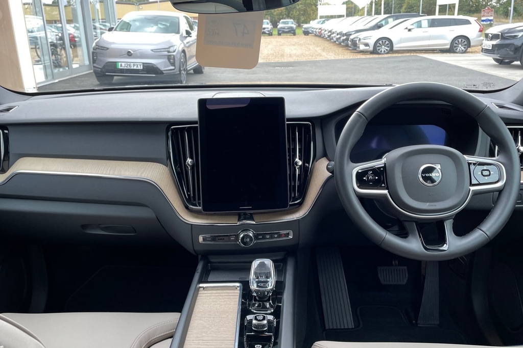 Volvo XC60 Plus Black #6