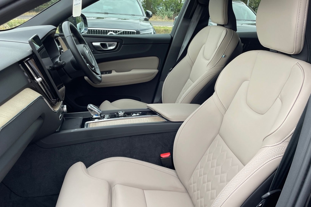 Volvo XC60 Plus Black #2