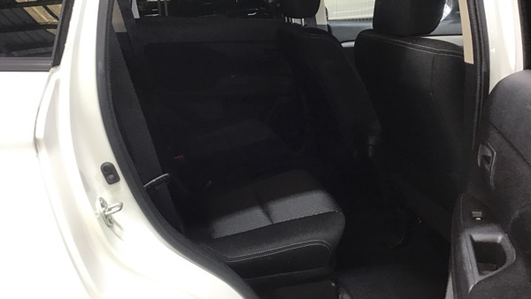 Mitsubishi Outlander Di-d 2 YN17FMY White #2
