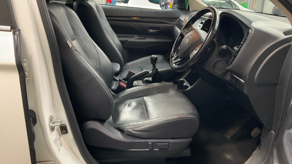 Mitsubishi Outlander Di-d Gx 4 White #3