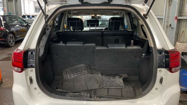 Mitsubishi Outlander Di-d Gx 4 White #5