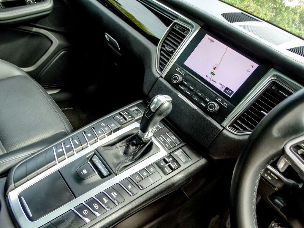 Porsche Macan Petrol RJ17MJF #6
