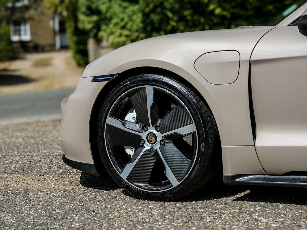 Porsche Taycan Electric LV22MZD #5
