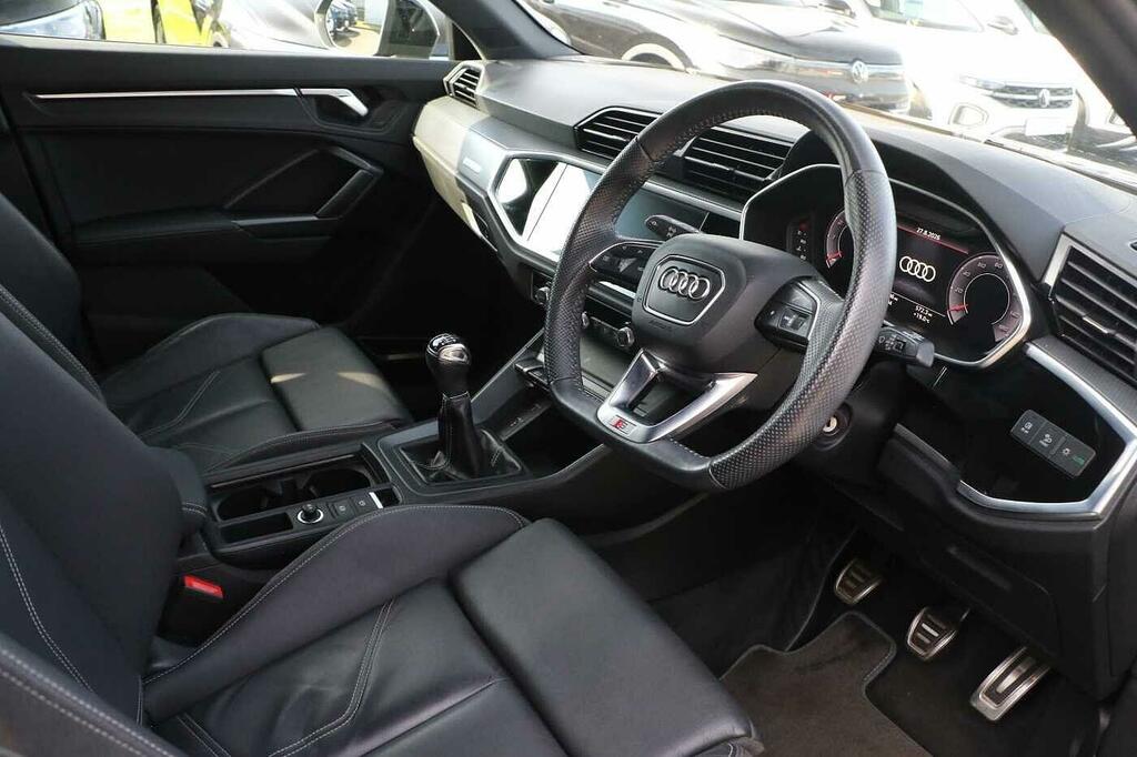 Audi Q3 35 Tfsi Edition 1 SV70XNG Black #6
