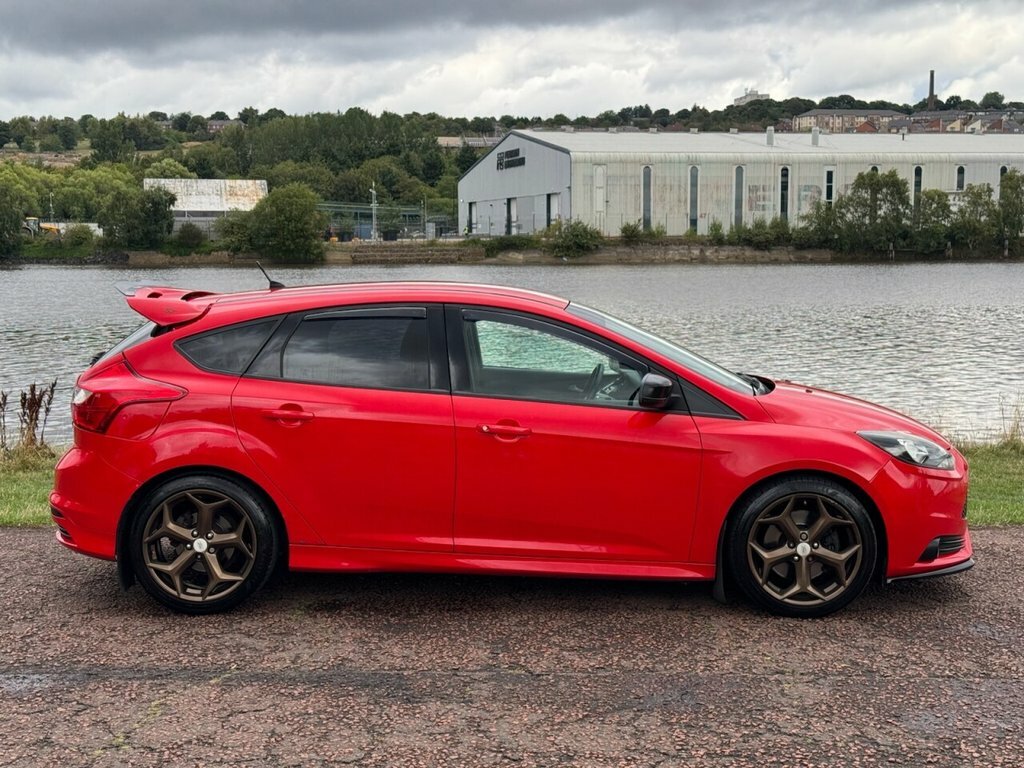 Ford Focus Hatchback YF64XLG Red #5