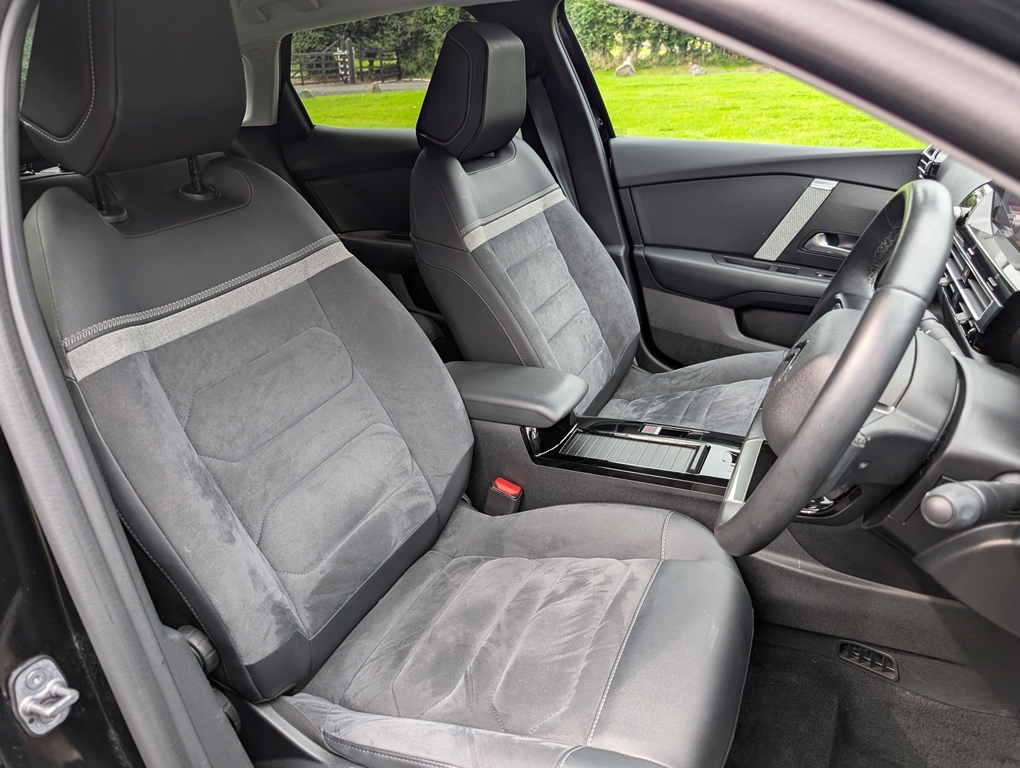 Citroen e-C4 X 50 Kwh 136Hp Max Black #4