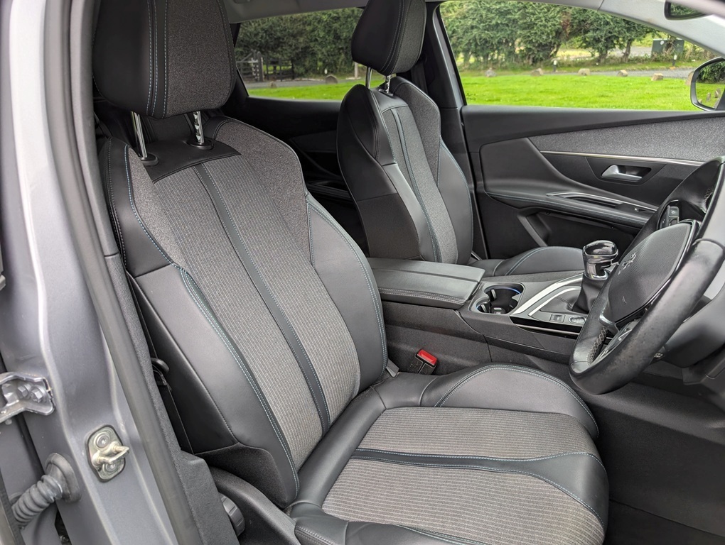 Peugeot 3008 1.5Bhdi 130Hp Allure Premium Grey #4