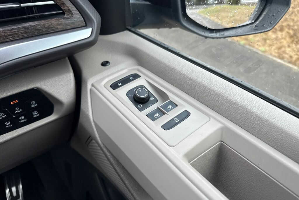 Volkswagen Multivan Style White #34