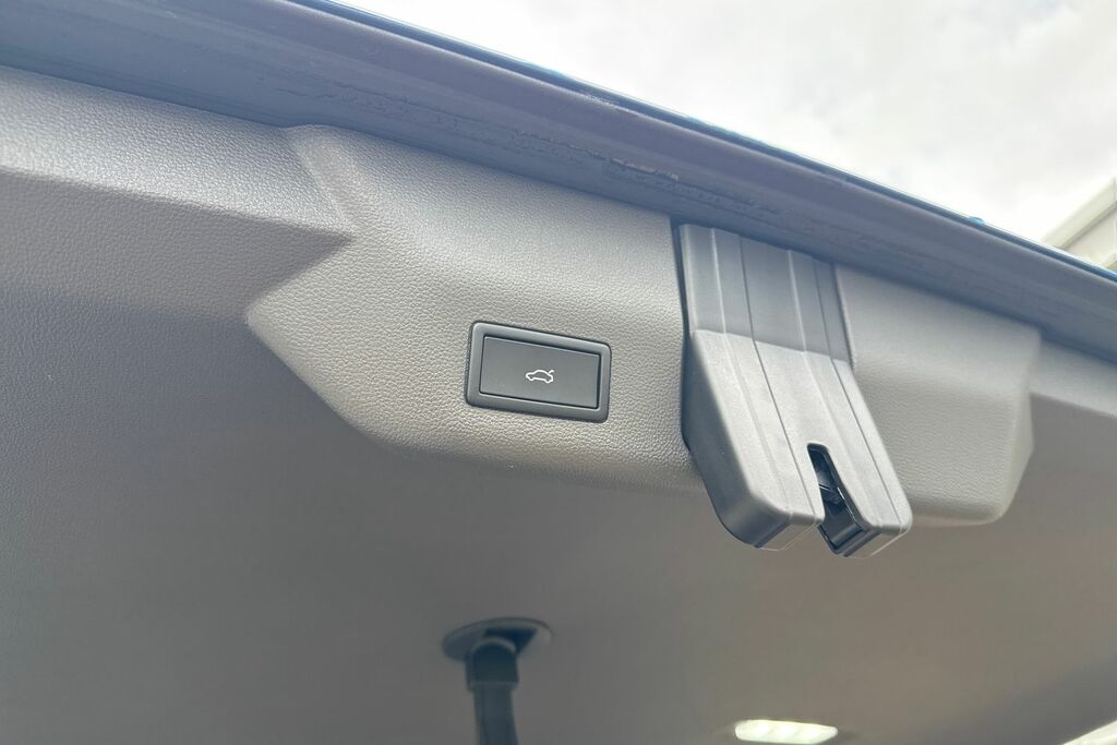 Volkswagen Multivan Style White #23