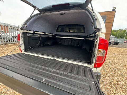 Nissan Navara 2.3 Navara N-guard White #5