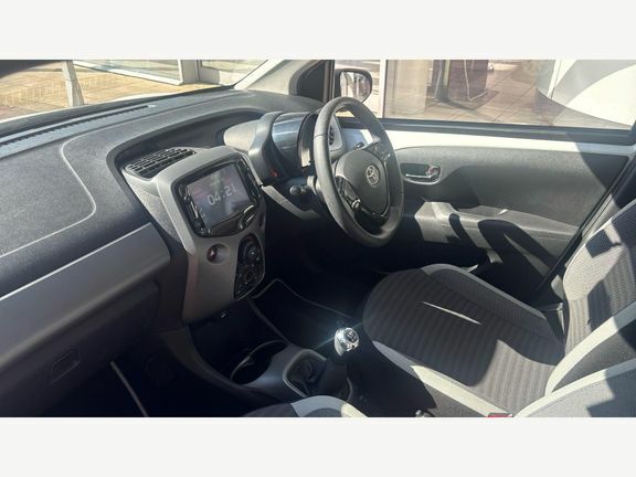 Toyota Aygo X X-play M White #5