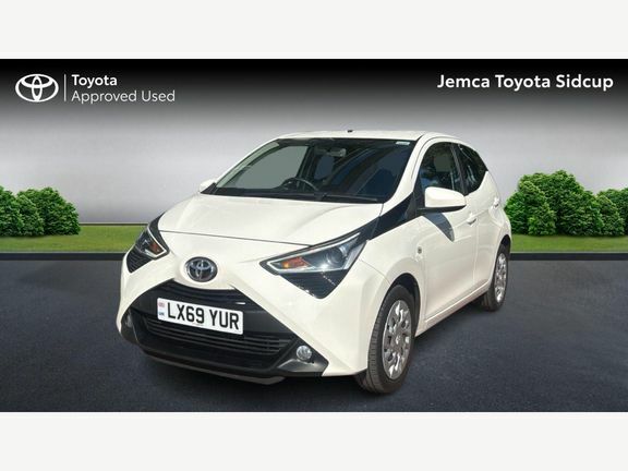 Toyota Aygo X X-play M White #3