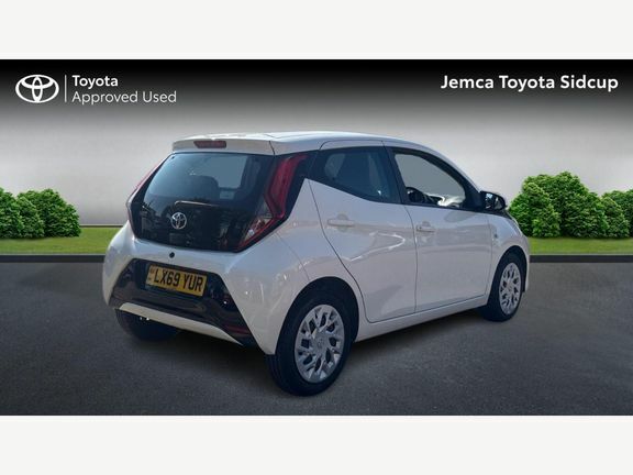 Toyota Aygo X X-play M White #2