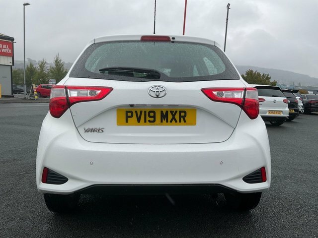 Toyota Yaris 1.5 Vvt-i Icon Tech Hatchback Eu White #4