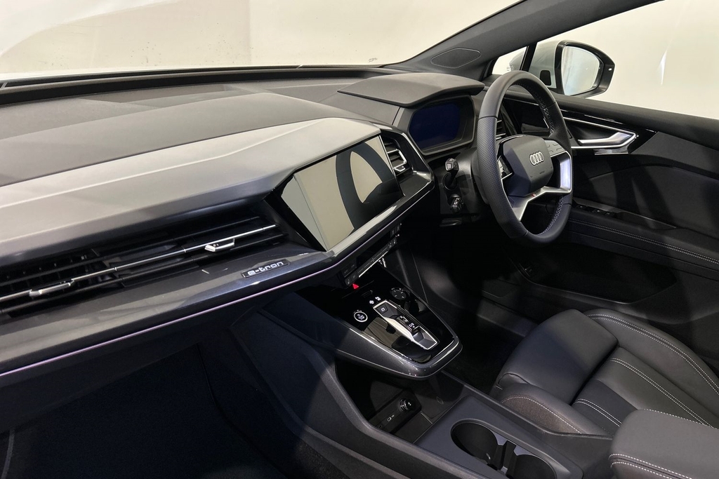Audi Q4 E Tron Q4 S Line 40 E-tron 150,00 Kw SV26UMF White #2