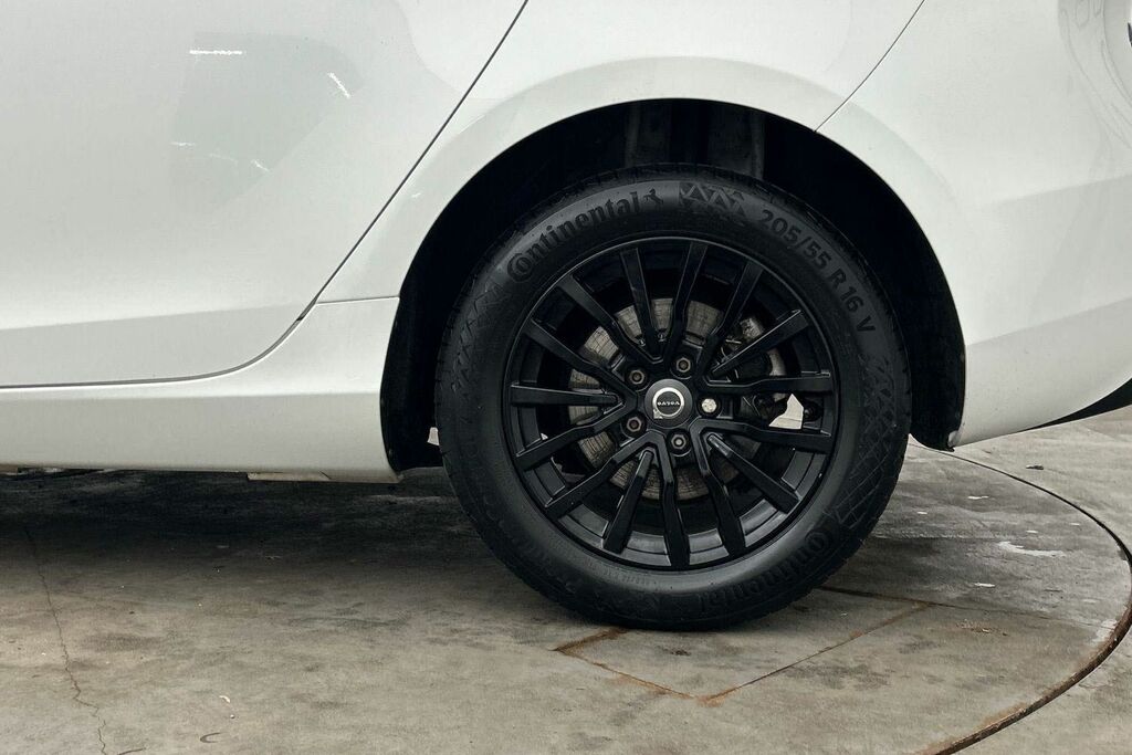 Volvo V40 T2 Momentum White #5