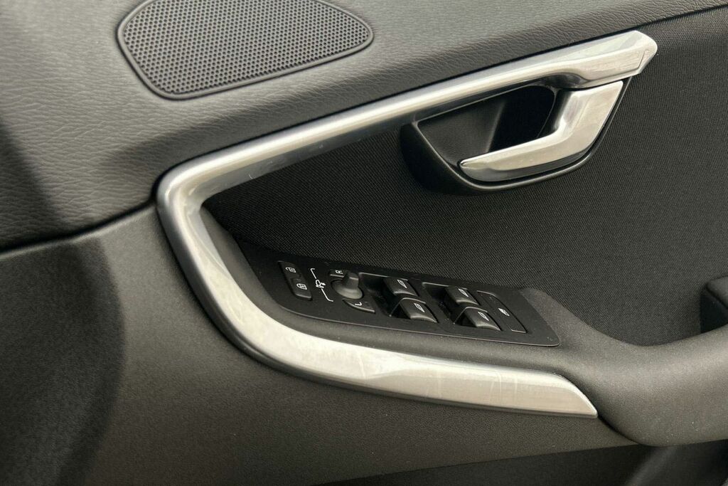 Volvo V40 2019 Volvo V40 2.0 D3 R-design Edition Black #23